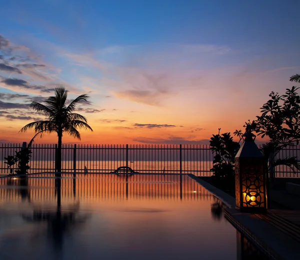 Sunset and infinity pool — Stock Photo, Image