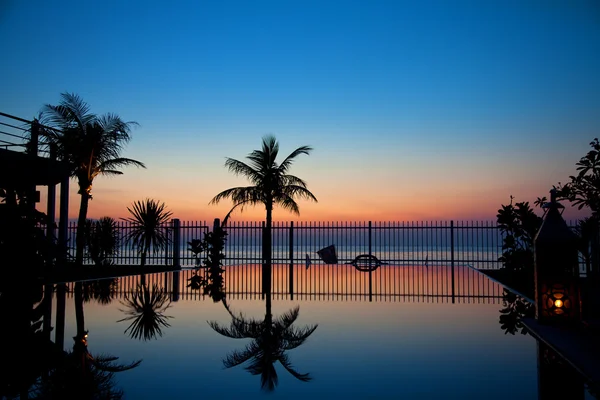 Pôr do sol e piscina infinita — Fotografia de Stock