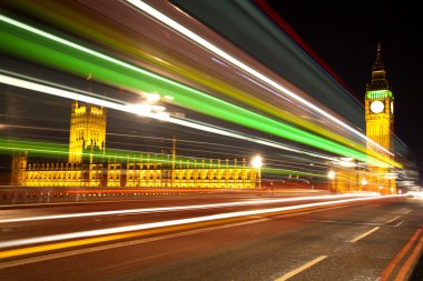 büyük ben Londra ile gelen otobüs yakıyor.