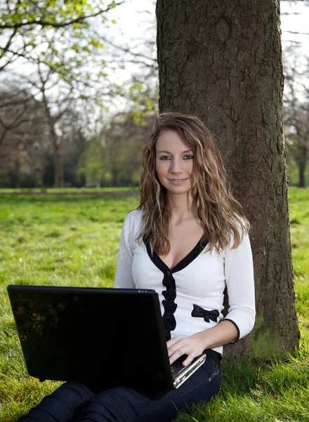 Femeie în parc cu laptop — Fotografie, imagine de stoc