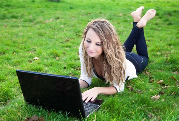 Mulher no parque com laptop — Fotografia de Stock