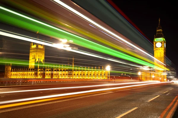 Büyük ben Londra ile gelen otobüs yakıyor. — Stok fotoğraf