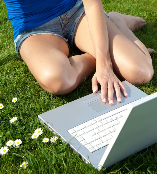 Mulher no parque com laptop — Fotografia de Stock