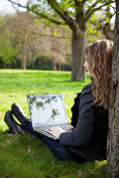 Mujer en el parque con portátil —  Fotos de Stock