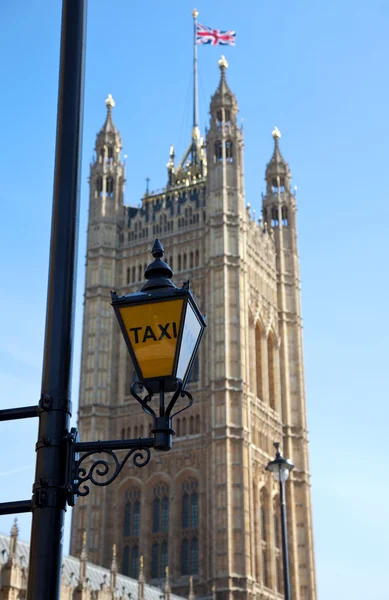 A házak a Parlament Lonon taxi-jel — Stock Fotó