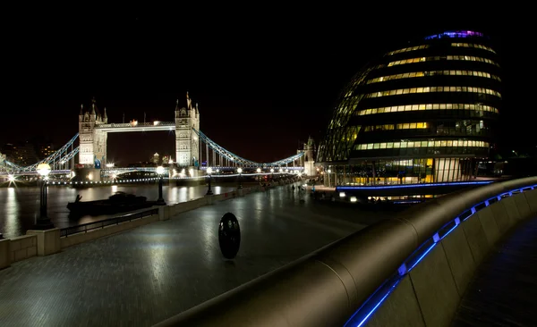 Лондонський міст і ратуша — стокове фото