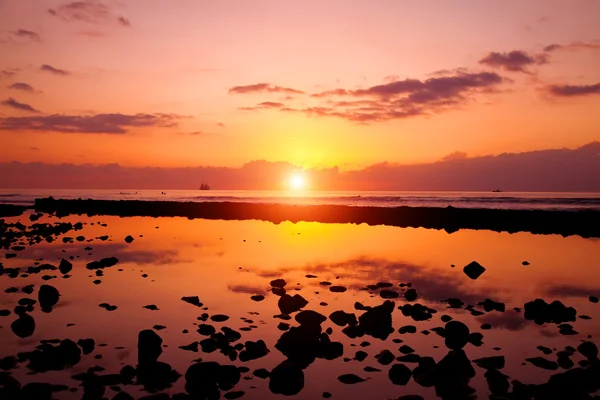 Sunset beach och stenar — Stockfoto