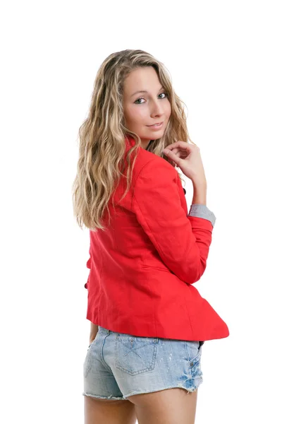 Vrouw in korte jeans en rode jas — Stockfoto