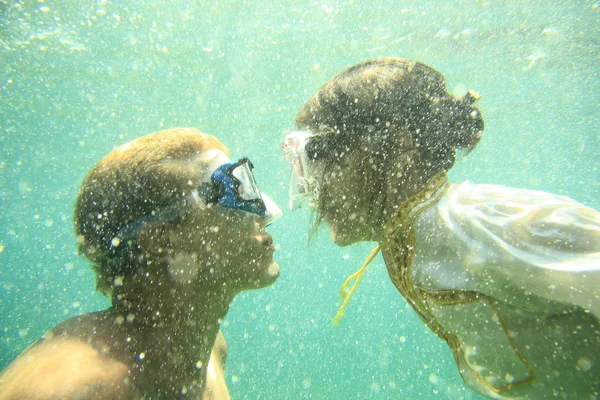 Beijo submarino — Fotografia de Stock