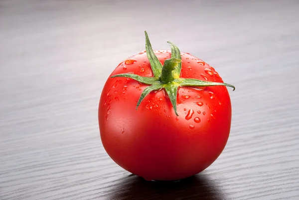 Tomaat op donkere achtergrond — Stockfoto
