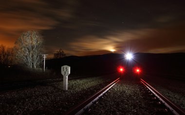 gece manzarası içinde tren