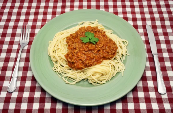 Tabak spagetti bolognese yeşil plaka - Stok İmaj