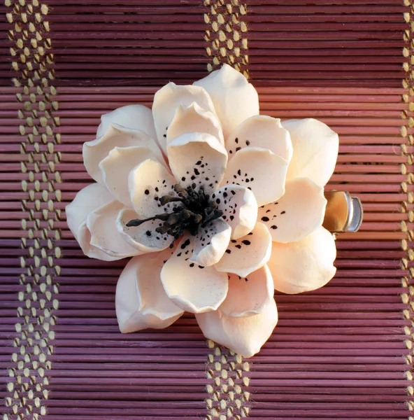 Kwiat kształt włosów szpilka — Zdjęcie stockowe