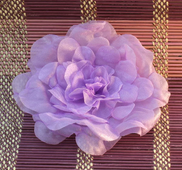 Fialová květina tvarované vlasy pin — Stock fotografie