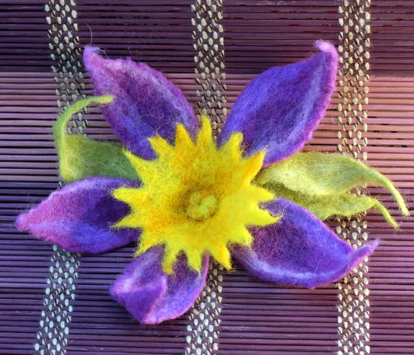Fioletowy kwiat z filcu — Zdjęcie stockowe
