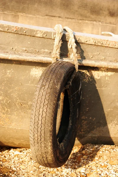 Tire bumpers on a old boat — Stock Photo, Image