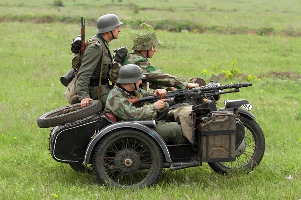 德国士兵的摩托车在 ww2 — 图库照片