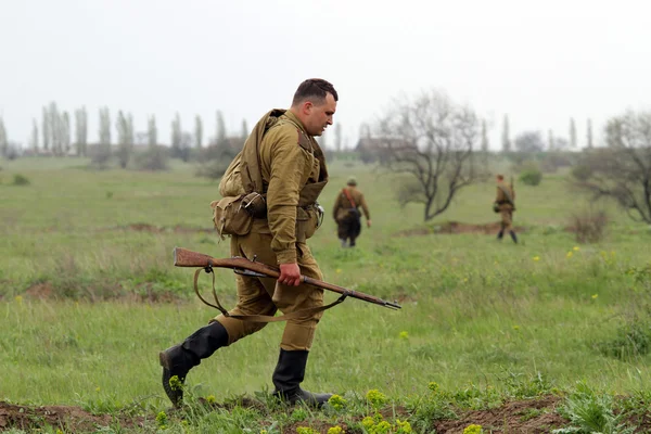 Soldato sovietico della Seconda Guerra Mondiale che va sul campo — Foto Stock