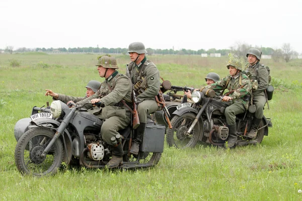 Duitse soldaten van ww2 op motorbile — Stockfoto