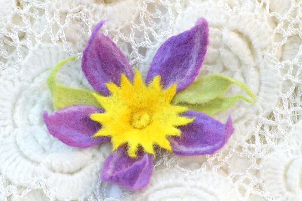 Violett blomma gjord av filt - hårnål, brosch — Stockfoto