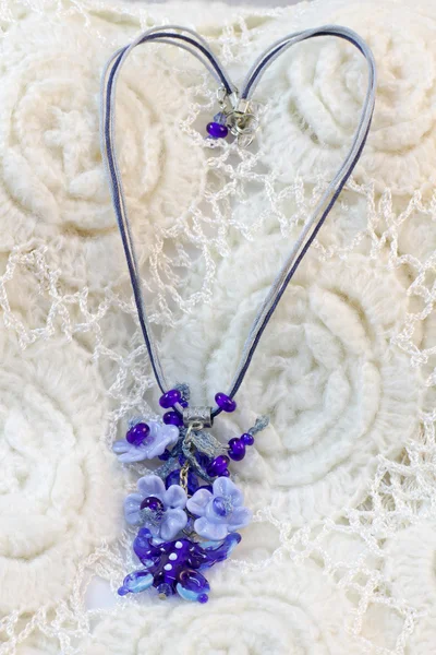 ガラスの花の手作りネックレス — ストック写真