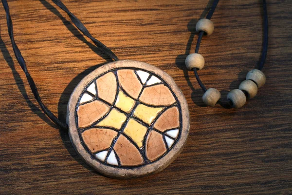 Etnické ručně vyráběné hliněné amulet — Stock fotografie