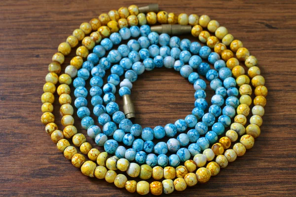 Perles en plastique jaune et bleu — Photo