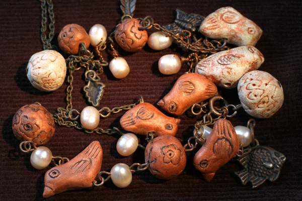 Collana etnica in argilla e perle — Foto Stock