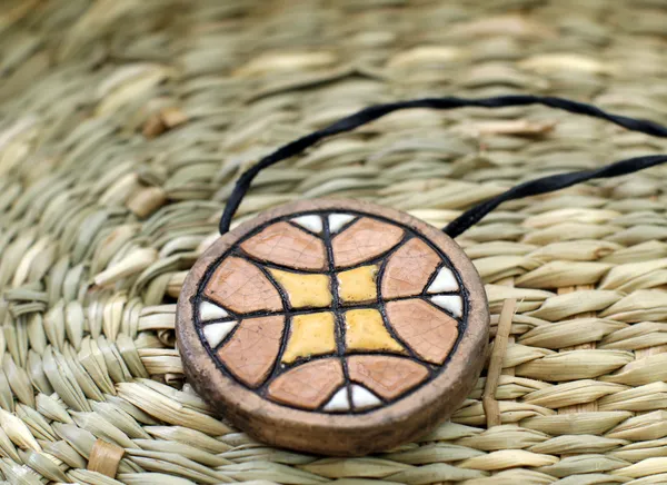 Amulette d'argile artisanale ethnique — Photo