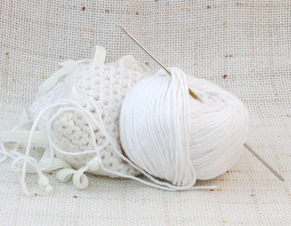 Balle blanche (griffe) de fil et crochet à tricoter — Photo