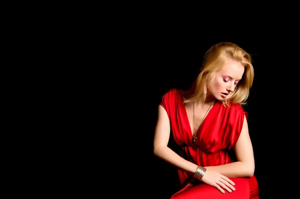 Blond meisje rode jurk — Stockfoto