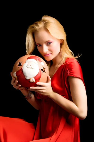 Блондинка з різдвяним м'ячем — стокове фото
