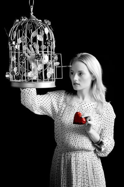 Κορίτσι με το κλουβί και το κόκκινο καρδιά — Φωτογραφία Αρχείου