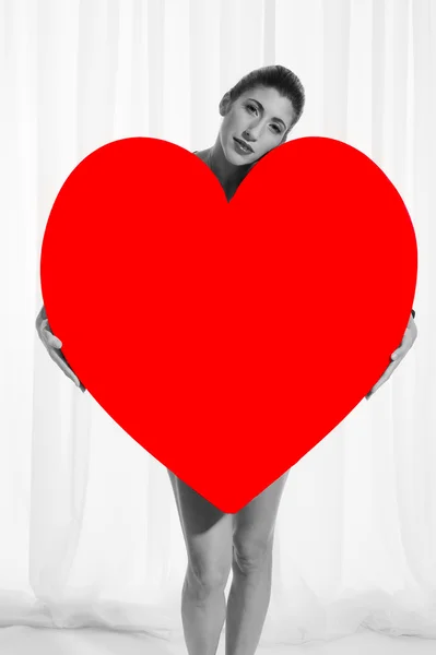 Jonge dame met een grote rode hart — Stockfoto