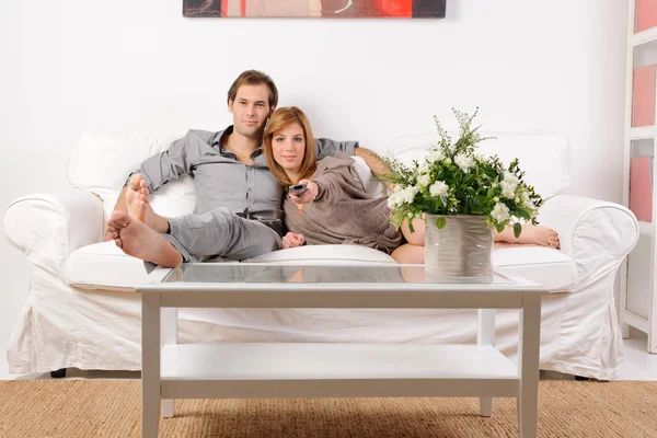 Paret tittar på tv med fjärrkontroll — Stockfoto