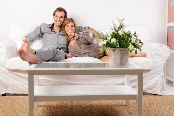 Sorrindo casal assistindo tv — Fotografia de Stock