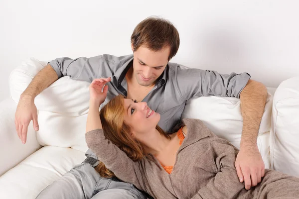 Paar entspannt auf weißem Sofa — Stockfoto