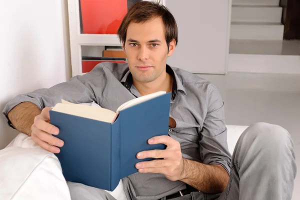 Ucznia w domu czytając książkę — Zdjęcie stockowe