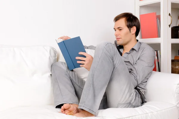 Student thuis lezen van een boek — Stockfoto