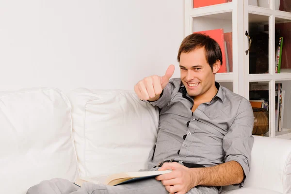 Estudante em casa leitura — Fotografia de Stock