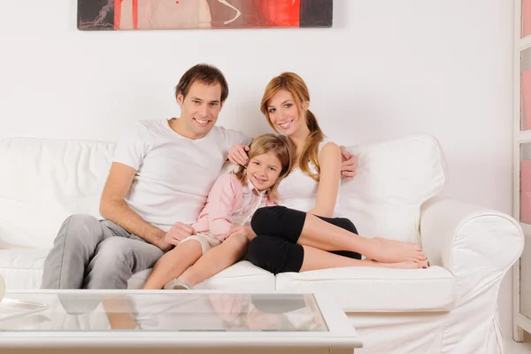 Счастливая семья дома — стоковое фото