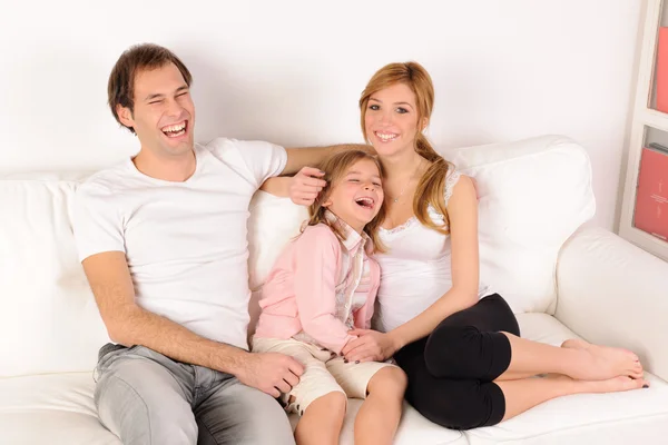 Lächelnde Familie zu Hause — Stockfoto