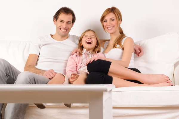 Счастливая семья дома смеется — стоковое фото