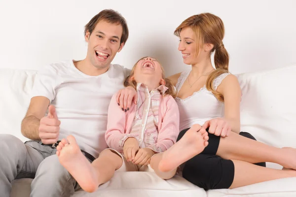 Szczęśliwa i uśmiechnięta rodzina — Zdjęcie stockowe