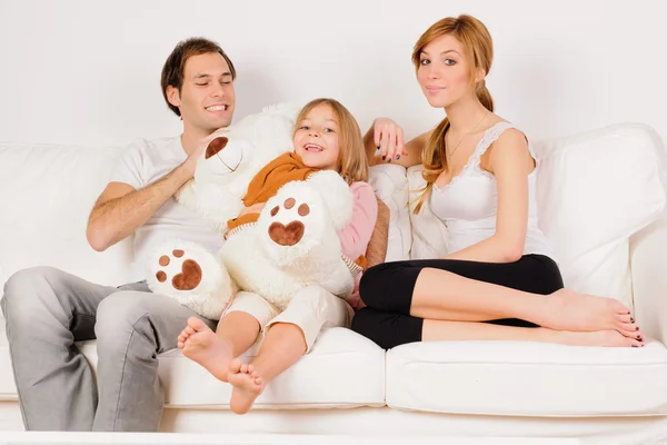 Счастливая семья играет дома — стоковое фото