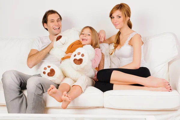Glückliche Familie spielt zu Hause — Stockfoto