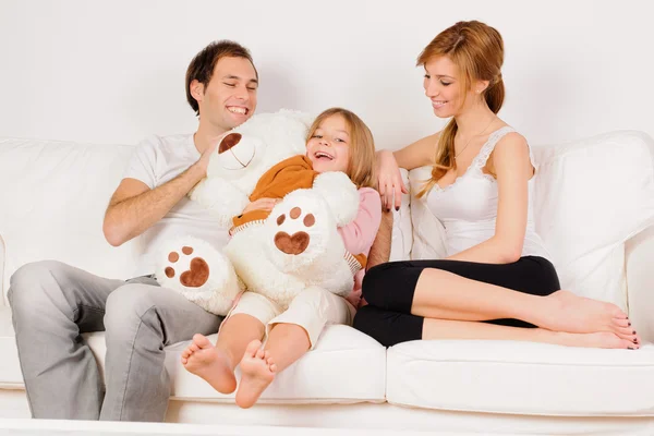 Familia feliz jugando en casa — Foto de Stock