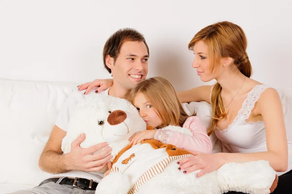 Glad familj leker hemma — Stockfoto
