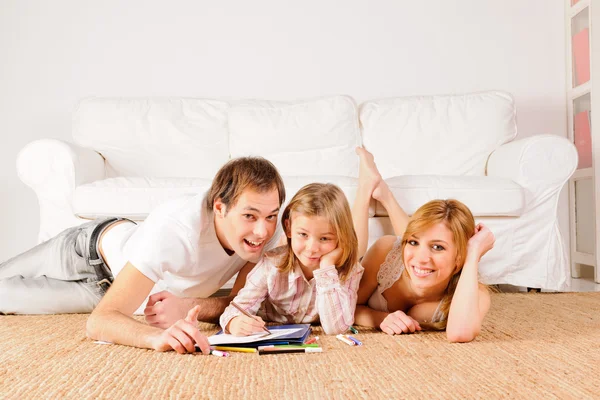 Familia feliz en casa divirtiéndose — Foto de Stock