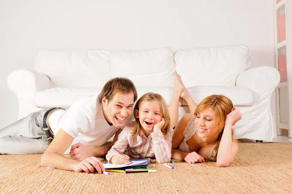 Счастливая семья дома веселится — стоковое фото